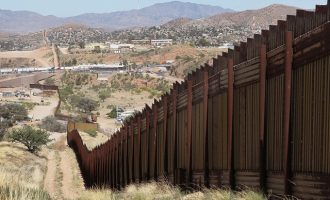 Ο Μπάιντεν «τελειώνει» το συνοριακό τείχος του Τραμπ