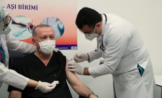 Ο Ερντογάν έκανε τη δεύτερη δόση του κινεζικού εμβολίου
