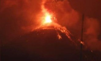 Τρία ηφαίστεια κοντά στην πρωτεύουσα της Γουατεμάλας έχουν μπει σε φάση έκρηξης