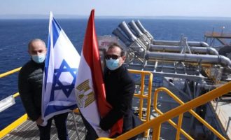 Στην εξέδρα του κοιτάσματος Λεβιάθαν Ισραηλινός και Αιγύπτιος υπουργοί Ενέργειας με τις σημαίες τους