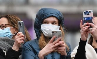 Βρετανία: Δεν θα φορούν μάσκες το καλοκαίρι