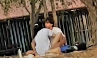 Ασυγκράτητο ζευγάρι το «έκανε» σε πάρκο στην Μπανγκόκ μπροστά σε παιδιά