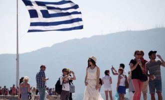 Guardian: «Όλοι οι οιωνοί φαίνονται θετικοί» για τον τουρισμό στην Ελλάδα
