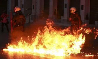 FAZ: Η κυβέρνηση Μητσοτάκη αύξησε τον αριθμό των αστυνομικών, αλλά με αμφισβητούμενο τρόπο