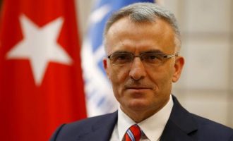 Ο Ερντογάν «αποκεφάλισε» τον διοικητή της Κεντρικής Τράπεζας που διόρισε τον περασμένο Νοέμβριο