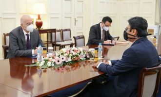 Ο Νίκος Δένδιας συναντήθηκε με τον πρεσβευτή των Εμιράτων στην Αθήνα