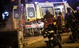 Τέσσερις αστυνομικοί τραυματίες στη Νέα Σμύρνη – Ποιο σοβαρά 24χρονος ειδικός φρουρός