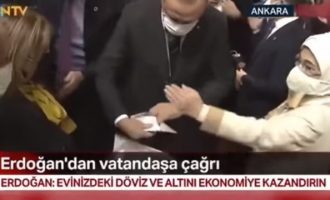 Η σύζυγος Ερντογάν εξοργίστηκε για το πλήθος γύρω από τον Τούρκο Πρόεδρο (βίντεο)