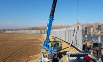 Frankfurter Rundschau: Η Ελλάδα χτίζει «27 χλμ τείχος κατά των προσφύγων»