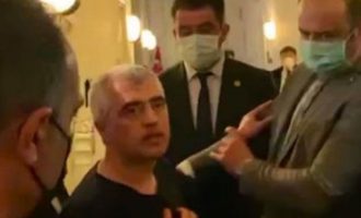 Ο Γκεργκερλιόγλου κατήγγειλε ότι ξυλοκοπήθηκε από την τουρκική Αστυνομία όπως τον έσερναν έξω από τη Βουλή