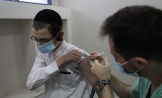 Το Ισραήλ έχει εμβολιάσει πάνω από το 50% του πληθυσμού