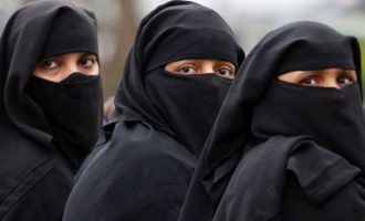 Ο ανώτατος ηγέτης των Ταλιμπάν ζήτησε από τις γυναίκες να φορούν μπούρκα δημοσίως