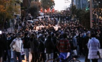 Χιλιάδες διαδηλωτές στη Νέα Σμύρνη – Δύο τραυματίες αστυνομικοί