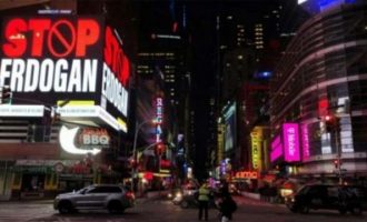 Πινακίδα με σύνθημα «Stop Erdogan» στη Νέα Υόρκη