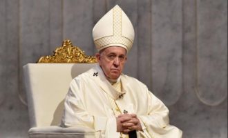 Πάπας σε πιστούς: «Δεν μπορώ να περπατήσω»