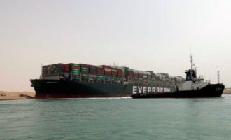 Μεγάλη ζημιά στην παγκόσμια οικονομία από το καράβι που έκλεισε το Σουέζ – Η Τουρκία «πρόθυμη»