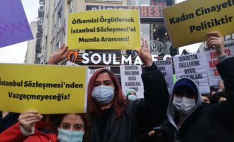 Χιλιάδες διαδήλωσαν ενάντια στην απόφαση Ερντογάν να βγάλει την Τουρκία από τη Διεθνή Σύμβαση ενάντια στη βία κατά των γυναικών
