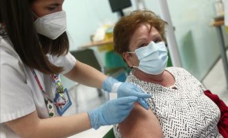 Ισπανία: Γιατί η Μαδρίτη αναγκάζεται να κλείσει τα κέντρα μαζικών εμβολιασμών