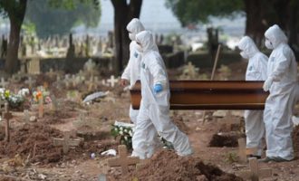 Στο Σαν Πάολο της Βραζιλίας αδειάζουν παλιούς τάφους για να ταφούν οι νεκροί της πανδημίας