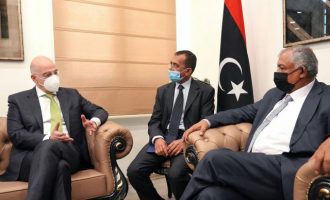 Ο Νίκος Δένδιας με τον αν. πρωθυπουργό της Λιβύης στη Βεγγάζη
