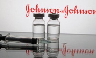 H Johnson & Johnson προτείνει ενισχυτική δόση εμβολίου της έως έξι μήνες μετά την πρώτη
