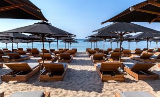 Δημοσκόπηση: Λιγότεροι από τους μισούς Έλληνες θα πάνε φέτος διακοπές