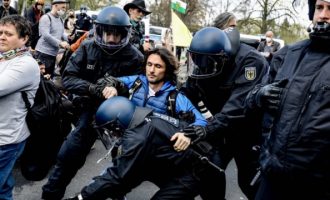 Γερμανία: Ψηφίστηκε η αυτόματη επιβολή μέτρων περιορισμού – Συλλήψεις έξω από τη Βουλή