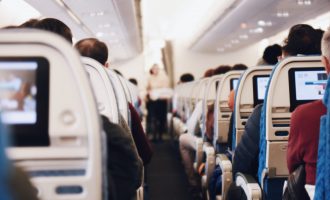 Πώς θα προστατευτούμε από τον κορωνοϊό στο αεροπλάνο – Όλες οι απαντήσεις