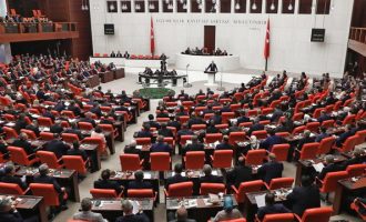 Τουρκική Εθνοσυνέλευση: Ο Μπάιντεν δεν έχει κανένα δικαίωμα να κρίνει επί ιστορικών θεμάτων