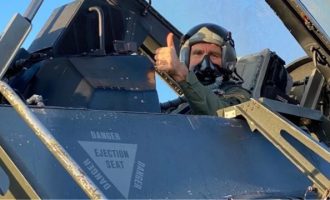 Ο Πάιατ πέταξε με F-16 – «Μοναδική η γεωστρατηγική θέση της Ελλάδας»