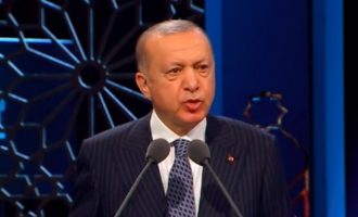 Ο Ερντογάν απείλησε με «γκιλοτίνα» τη Γαλλία και «αναταραχή» από «6 εκατ. Τούρκους και 35 εκατ. μουσουλμάνους»
