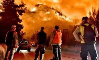 Αναζωπυρώθηκε η πυρκαγιά κοντά στα Μέγαρα – Κι άλλοι οικισμοί εκκενώνονται