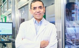 O Ουγούρ Σαχίν της BioNTech μιλά για νέο εμβόλιο που θα συντηρείται σε θερμοκρασίες ψυγείου