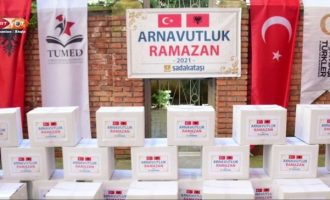 Η Τουρκία μοίρασε τρόφιμα για το Ραμαζάνι σε φτωχούς Αλβανούς μουσουλμάνους