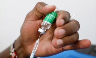 O ΠΟΥ στήνει κέντρο για την παραγωγή εμβολίων mRNA στη Νότια Αφρική