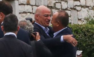 Τα τουρκικά ΜΜΕ «είδαν» θετικά την επίσκεψη Τσαβούσογλου στην Ελλάδα: «Διπλωματία της αγκαλιάς»