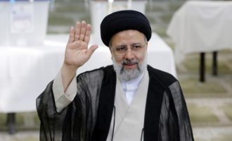 Iράν: Ο πρόεδρος Ραϊσί παρουσίασε μια συντηρητική κυβέρνηση – Ποιος είναι ο νέος ΥΠΕΞ