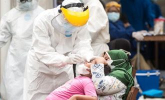 350 εμβολιασμένοι με Sinovac Ινδονήσιοι γιατροί μολύνθηκαν από το στέλεχος Δέλτα του κορωνοϊού