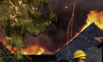 Πύρινη κόλαση στην Αχαΐα: «Τουλάχιστον 10 σπίτια έχουν καεί» λένε δήμαρχοι της περιοχής