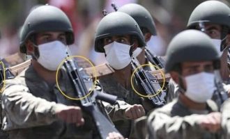 Χωρίς κλείστρα παρέλασαν οι Τούρκοι στρατιώτες μπροστά στον Ερντογάν – Φοβάται τον στρατό του