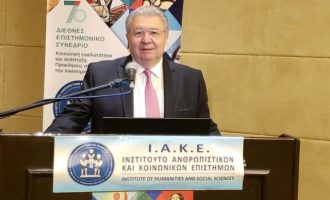 Το Ι.Α.Κ.Ε. βράβευσε τον Γιάννη Χρυσουλάκη για την προσφορά του στην Ομογένεια και τη διεθνή προβολή της Ελλάδας