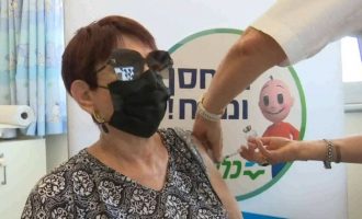 Το Ισραήλ χορηγεί τρίτη ενισχυτική δόση εμβολίου στους άνω 60 ετών