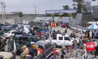 Με πυροβολισμούς στον αέρα οι Ταλιμπάν προσπαθούν να διαλύσουν το πλήθος στο αεροδρόμιο της Καμπούλ