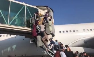 Χάος και πανικός στο αεροδρόμιο της Καμπούλ – Οι Αμερικανοί έριξαν στον αέρα (βίντεο)