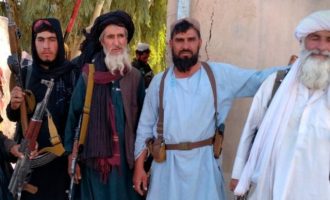 Εκατοντάδες Αφγανοί στρατιώτες και αστυνομικοί παραδόθηκαν στους Ταλιμπάν