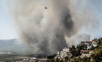 Φωτιά στη Βαρυμπόμπη: Δεκατέσσερις κλήσεις για εγκλωβισμένους