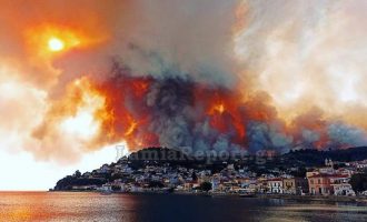 Εύβοια: Καίγονται σπίτια – Ξέφυγε η φωτιά (βίντεο)