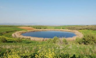 Λίμνες Ζερέλια: Δύο μοναδικοί κρατήρες μόλις 4 χλμ από τον Αλμυρό