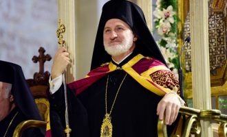 Αρχιεπίσκοπος Αμερικής: Ένα εκατ. δολάρια στους πυρόπληκτους της Ελλάδας