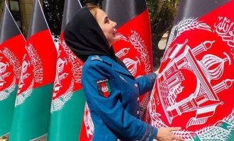 Η Αστυνομικίνα σύμβολο του Αφγανιστάν τρέχει να γλιτώσει από τους Ταλιμπάν – Την ξυλοκόπησαν